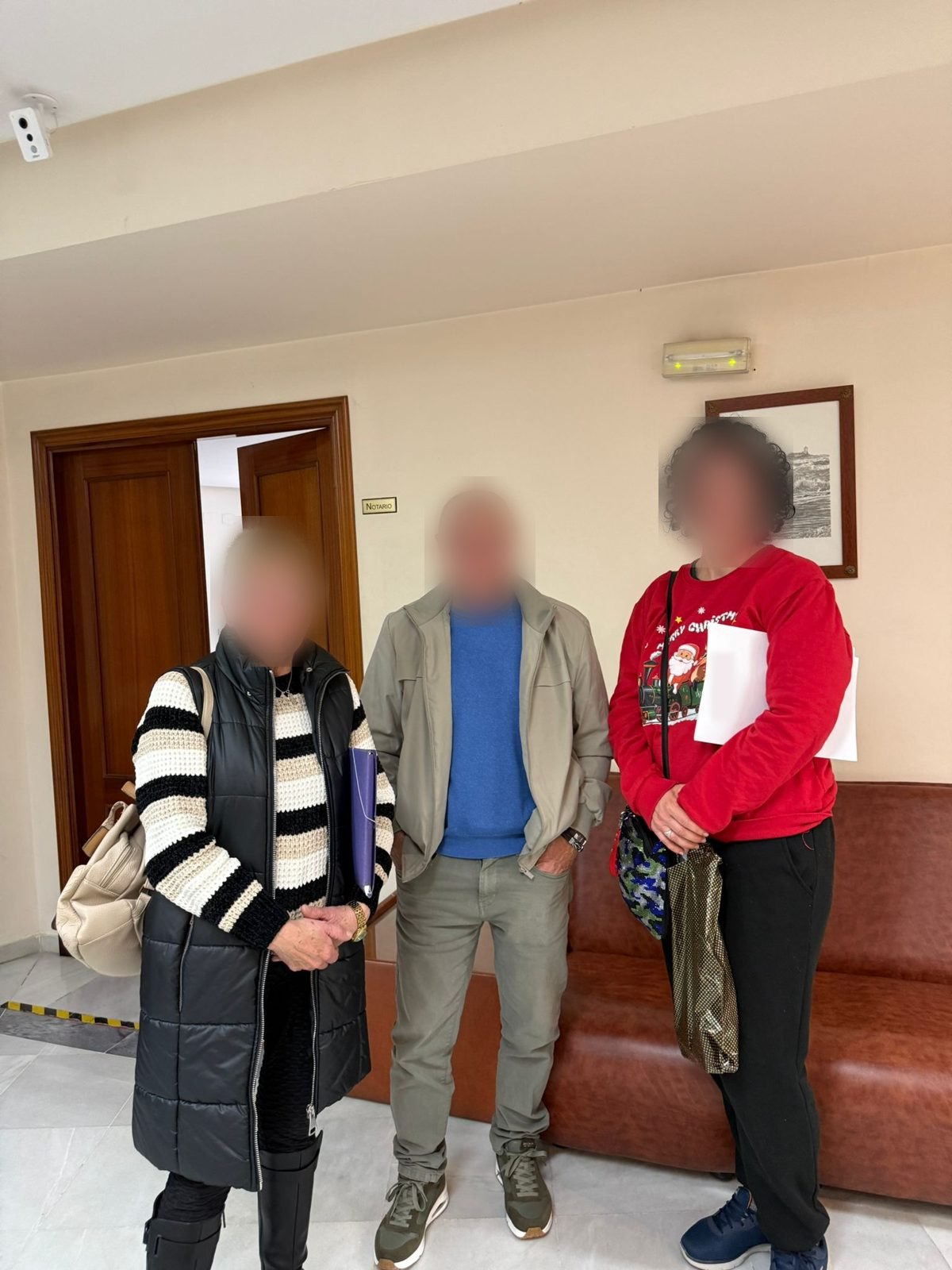Clientes en la notaría después de firmar