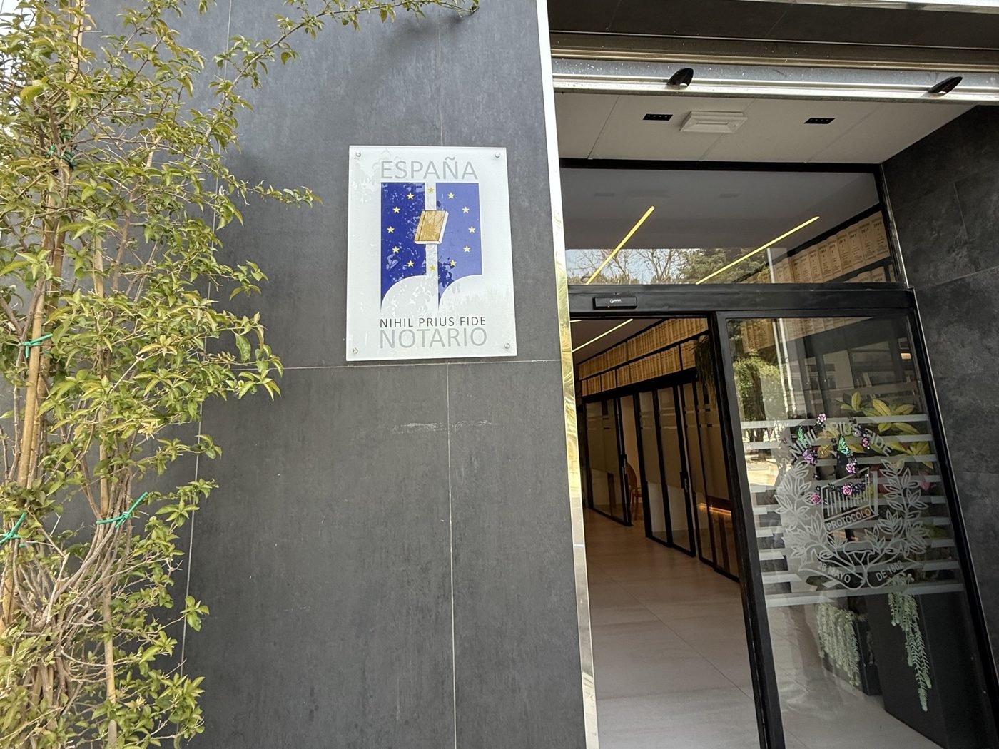 Entrada de la notaría donde acompañamos a nuestros clientes a firmar