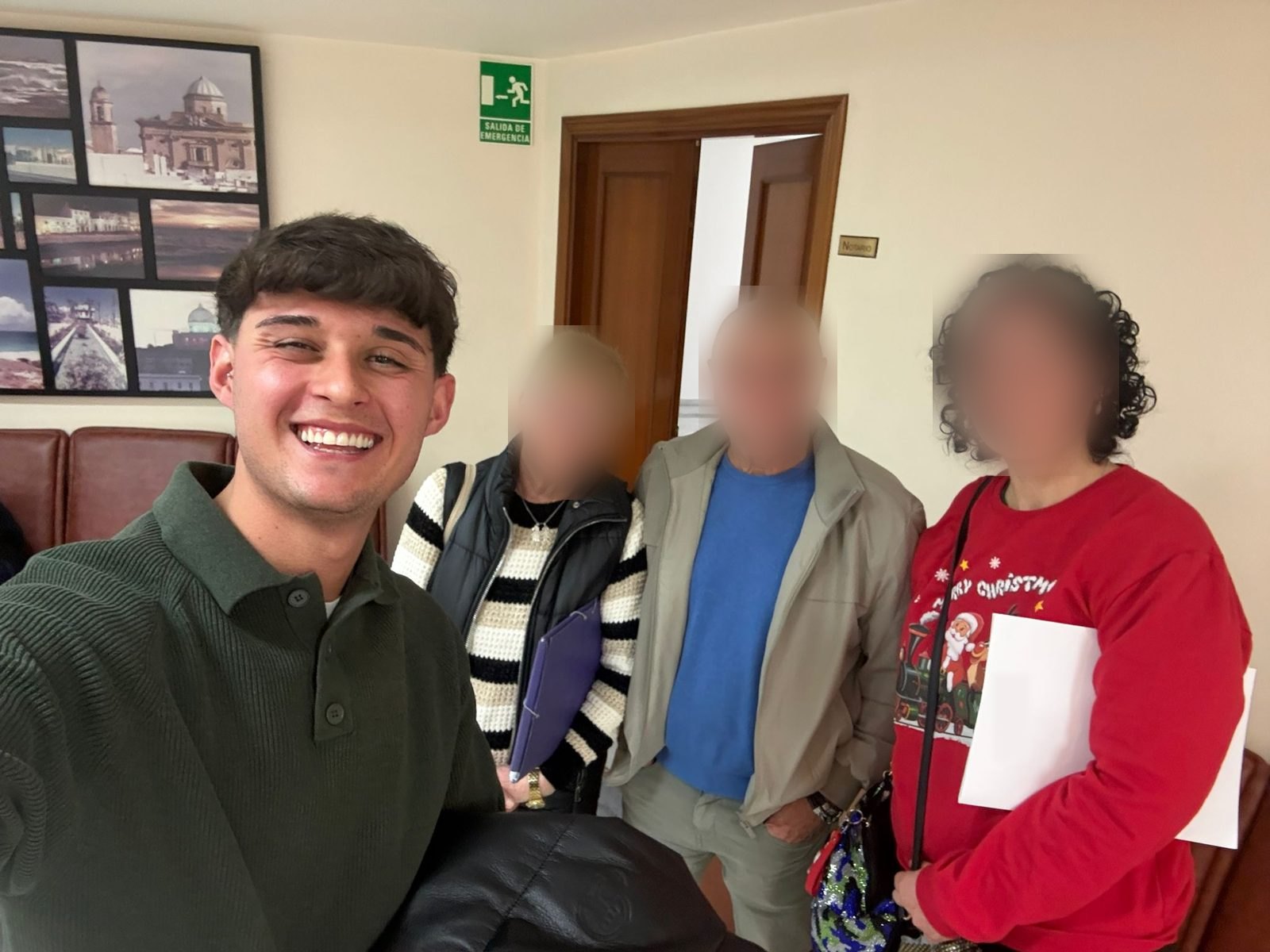 Daniel Vidal con clientes tras la firma en notaría
